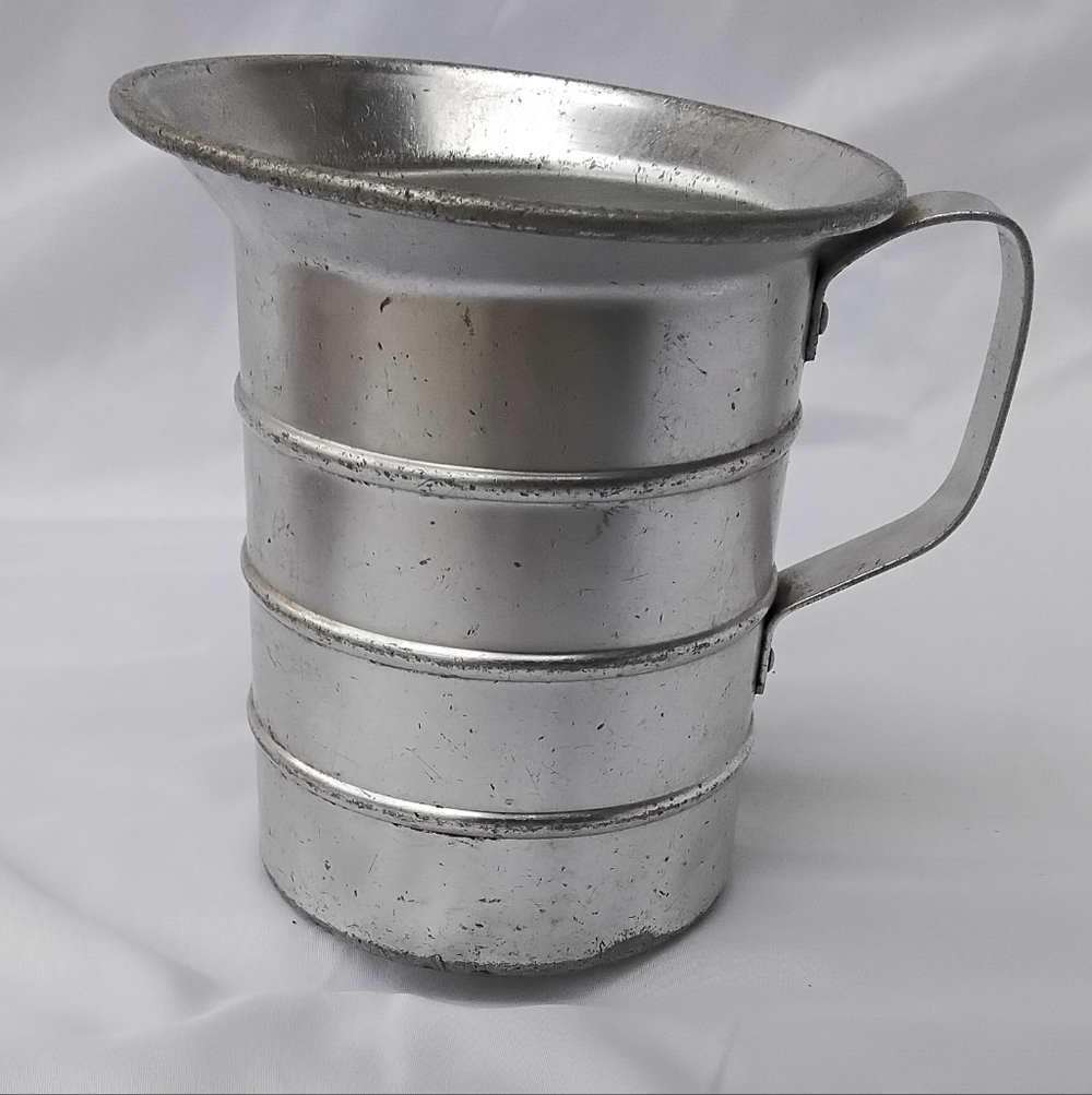 Vintage Wear-Ever Aluminum Measuring 4 Cup Pitcher - Silver